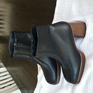 Urban Outfitters New Leather Chelsea boots size 7.5 made in Spain
